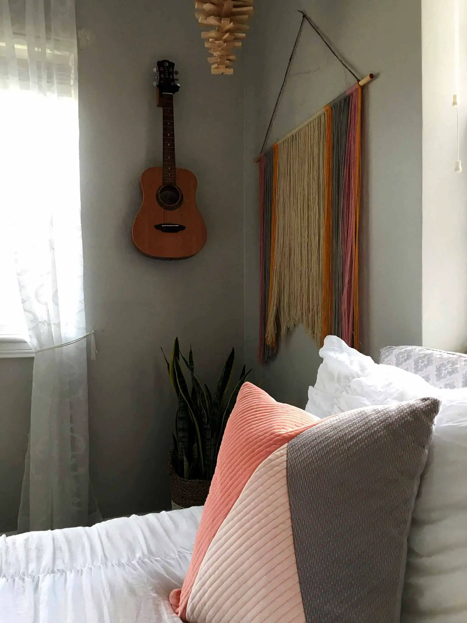 Throw pillow and white bedding - modern boho tween bedroom - That Homebird Life Blog