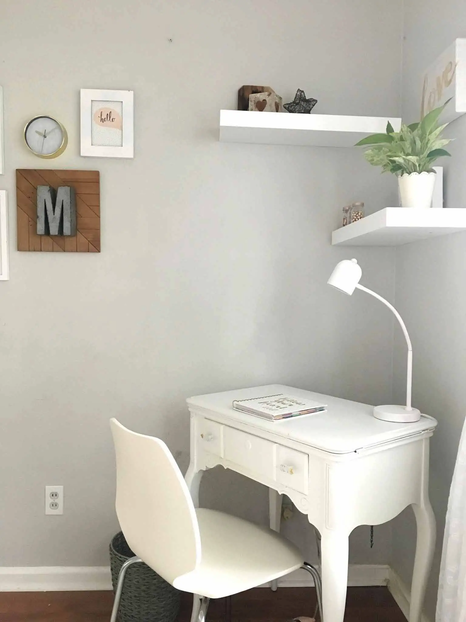 Desk in the corner of the room - modern boho tween bedroom - That Homebird Life Blog