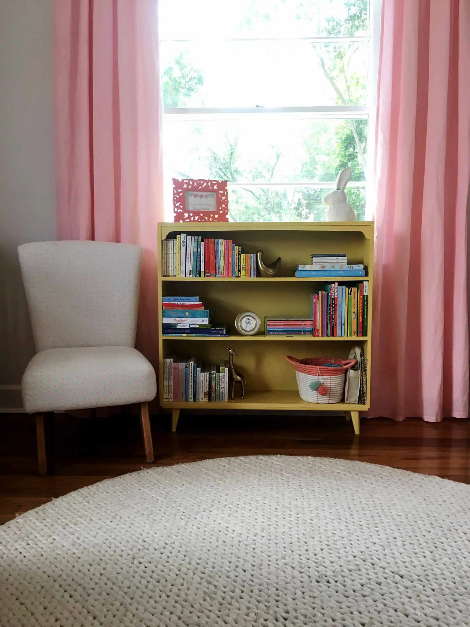 Vintage bookshelf - How to Declutter, Organize and Style Kids' Books - That Homebird Life Blog