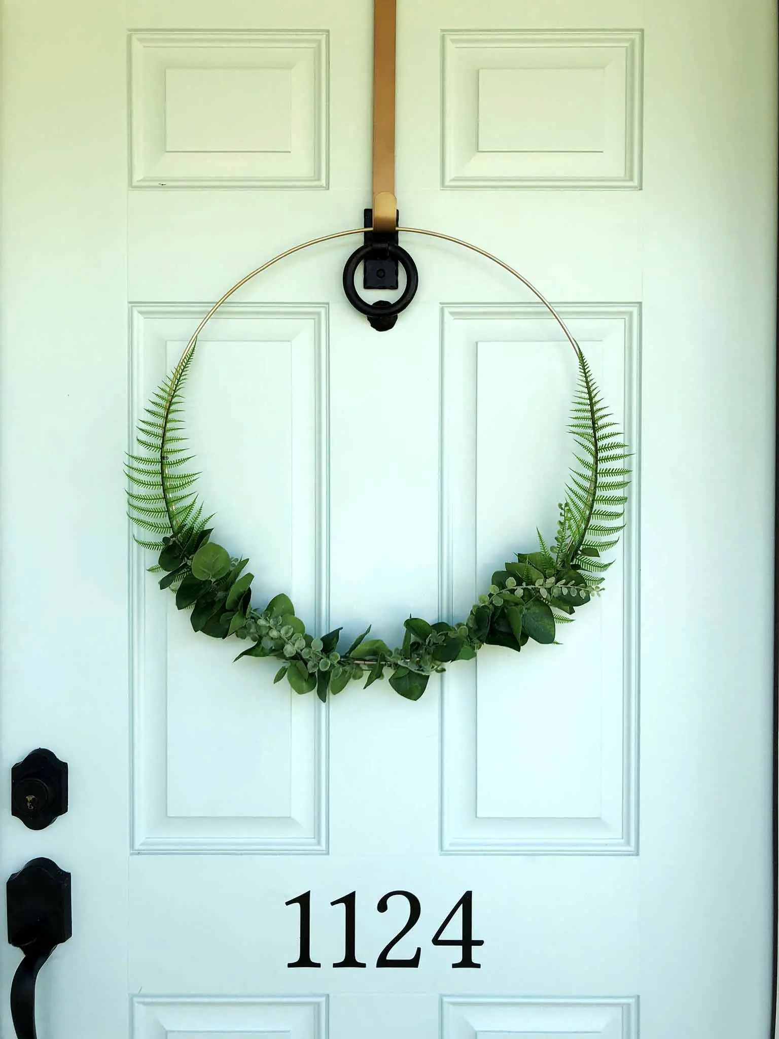 Minimalist faux greenery wreath - Front porch fall makeover reveal - That Homebird Life Blog