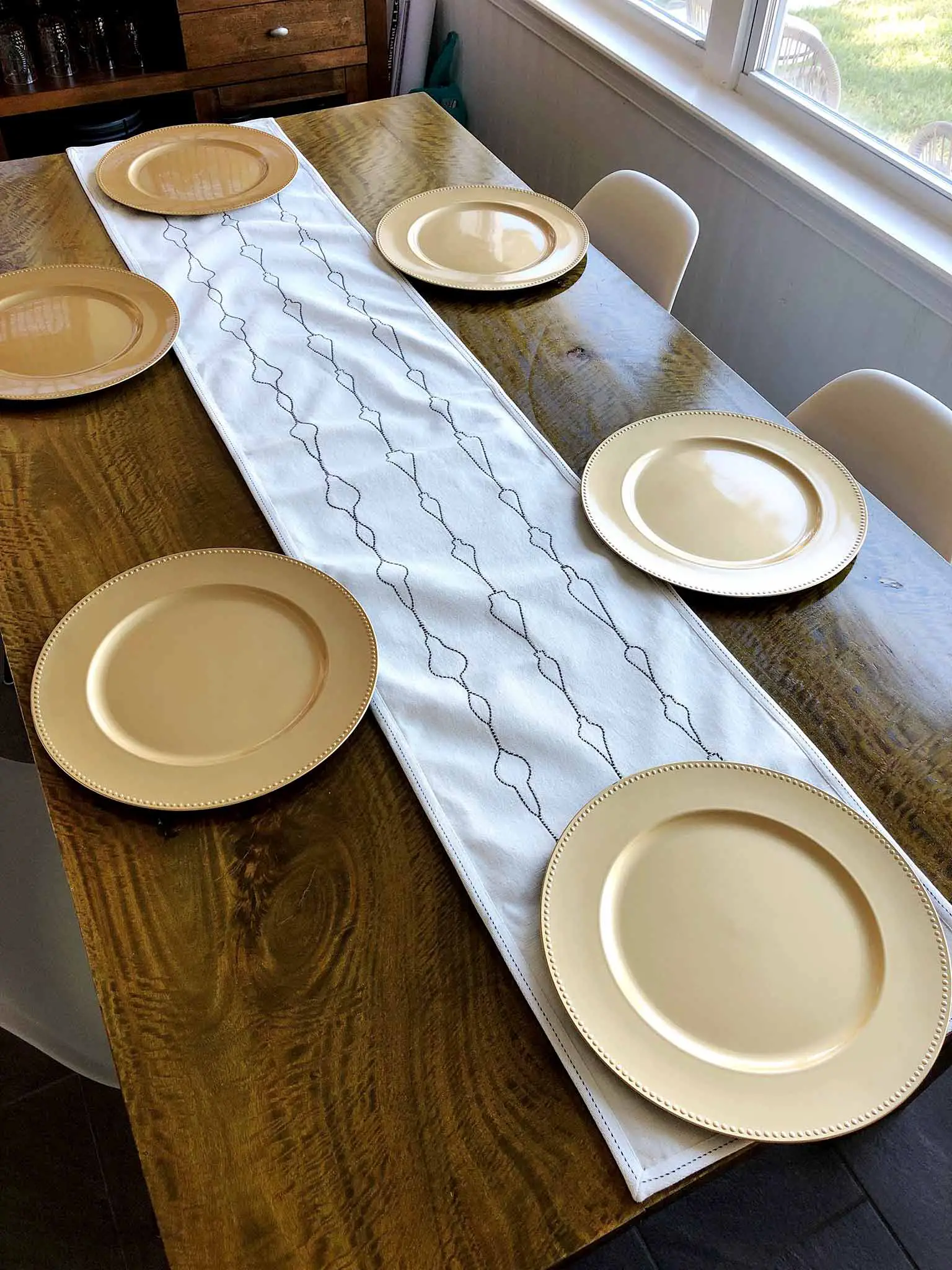Table runner and gold chargers | How to Create a Beautiful Tablescape on a Budget | That Homebird Life Blog #christmasdecor #tablescape
