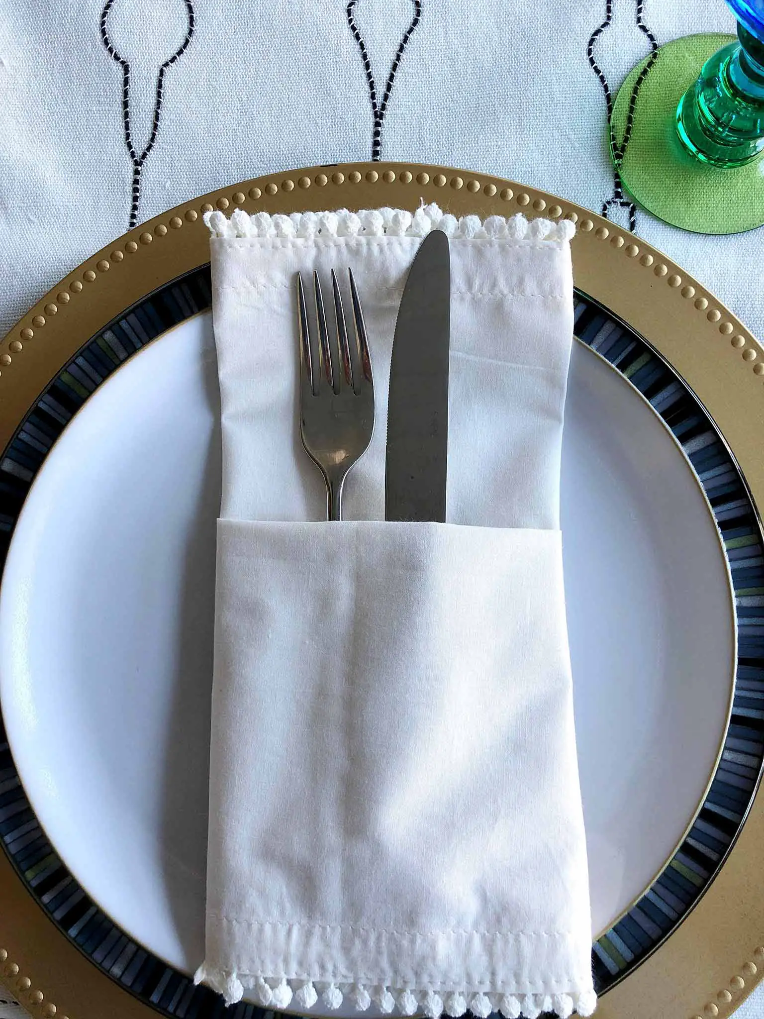 Pocket napkin fold | How to Create a Beautiful Tablescape on a Budget | That Homebird Life Blog #christmasdecor #tablescape