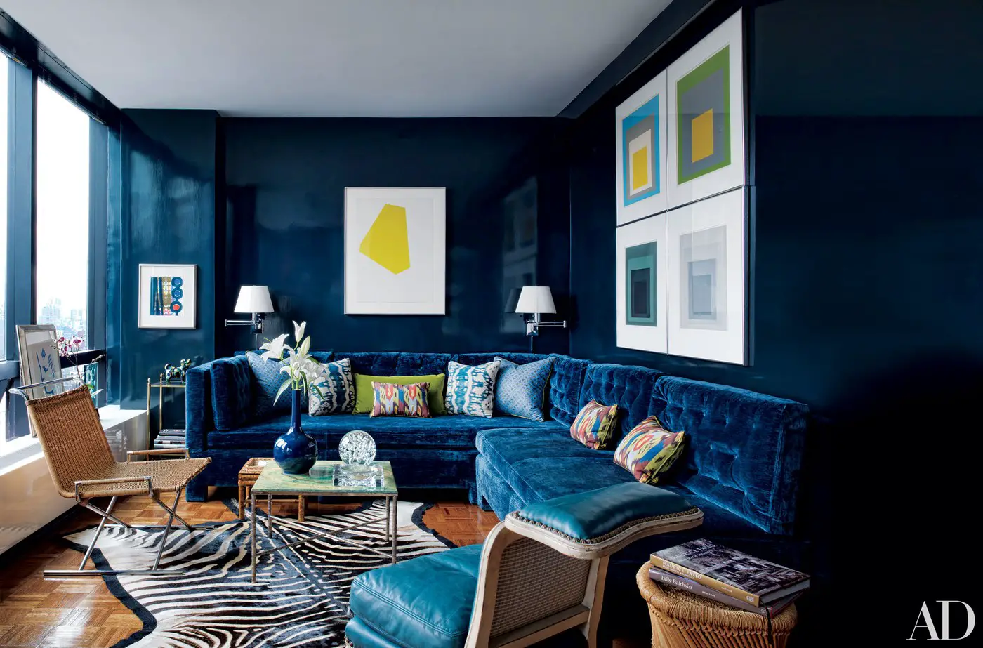 Guest house interior inspiration - dark navy paneled walls and navy velvet sofa - That Homebird Life Blog