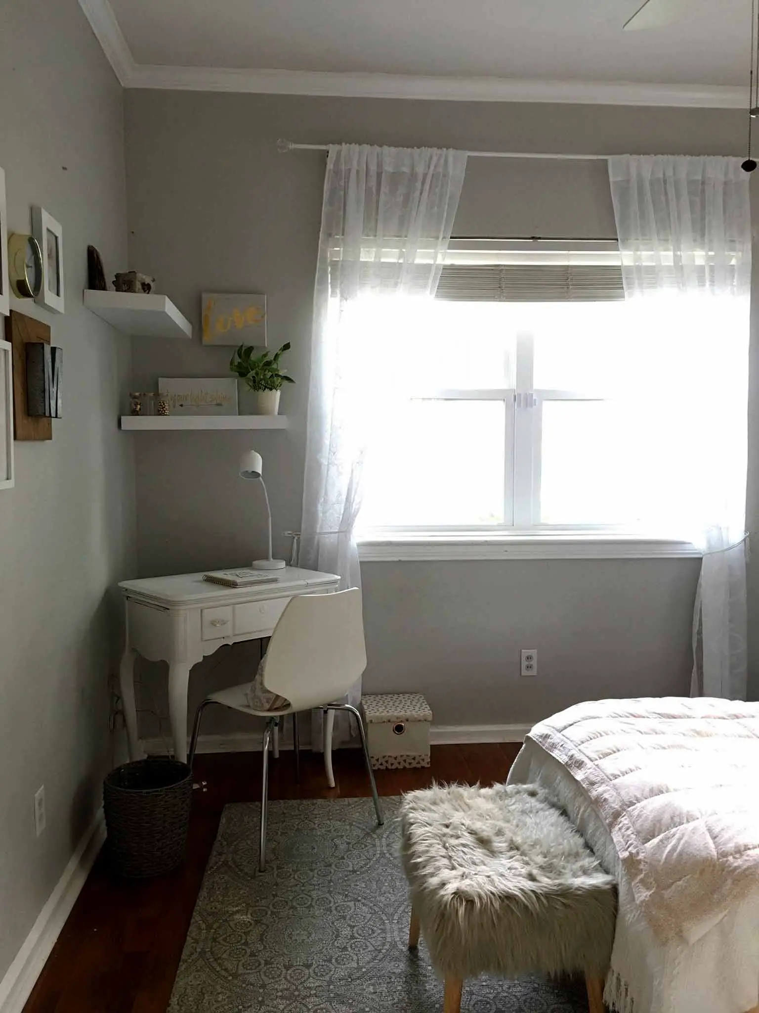 Desk in the corner of the room - modern boho tween bedroom - That Homebird Life Blog