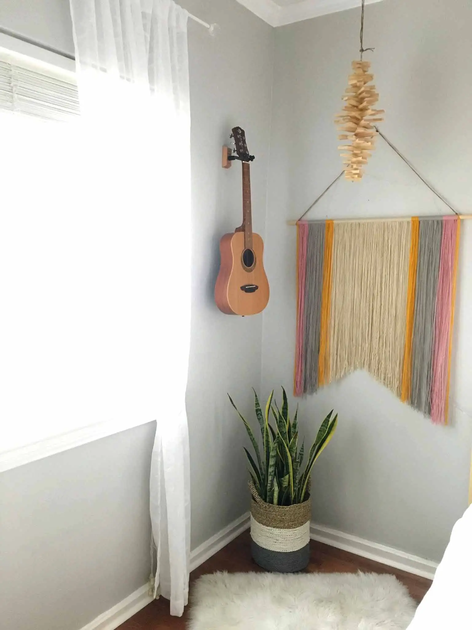 Yarn art and guitar hanging on the wall - modern boho tween bedroom - That Homebird Life Blog