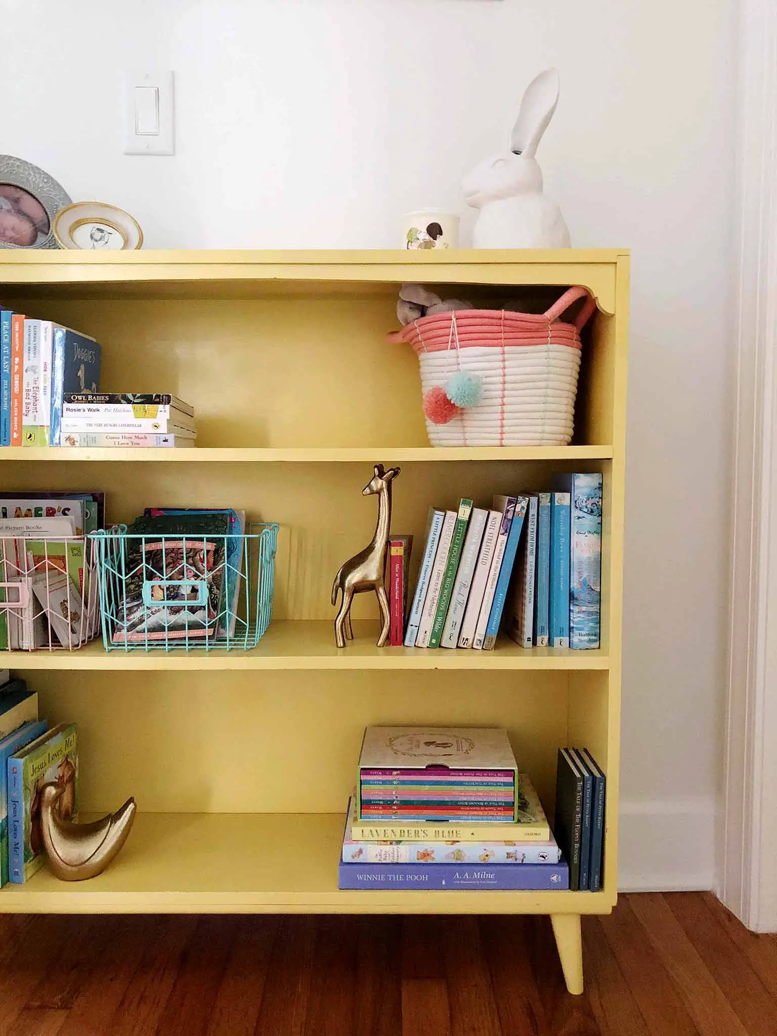 Book shelf styling - How to Declutter, Organize and Style Kids' Books - That Homebird Life Blog