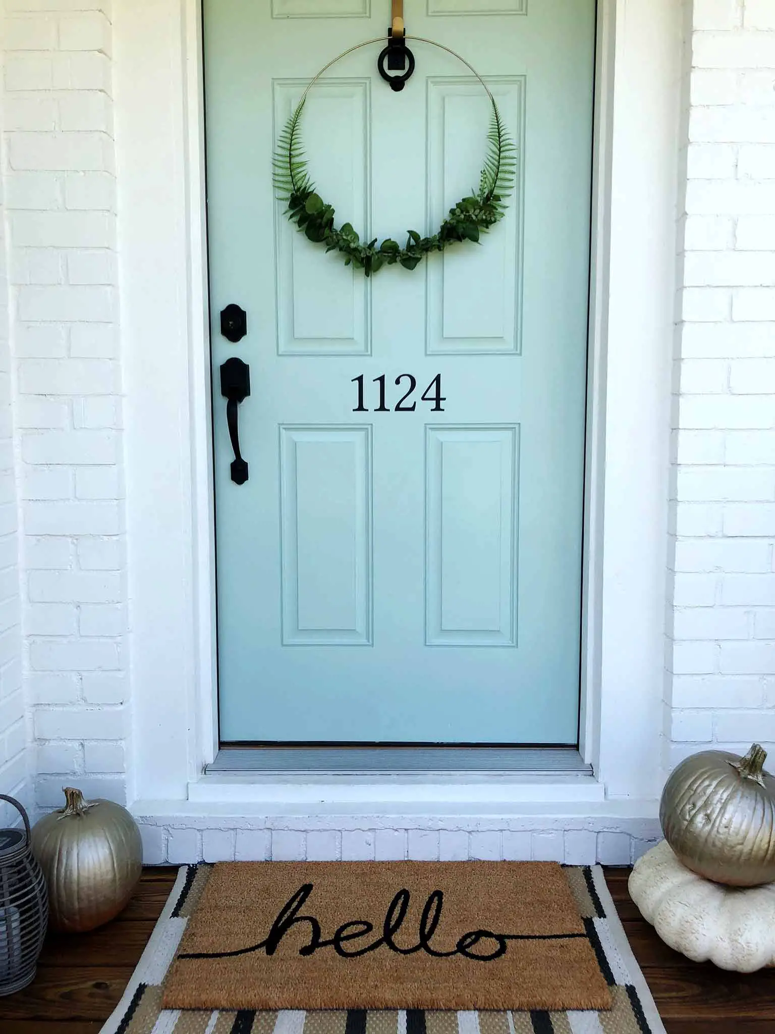 Minimalist faux greenery wreath - Front porch fall makeover reveal - That Homebird Life Blog