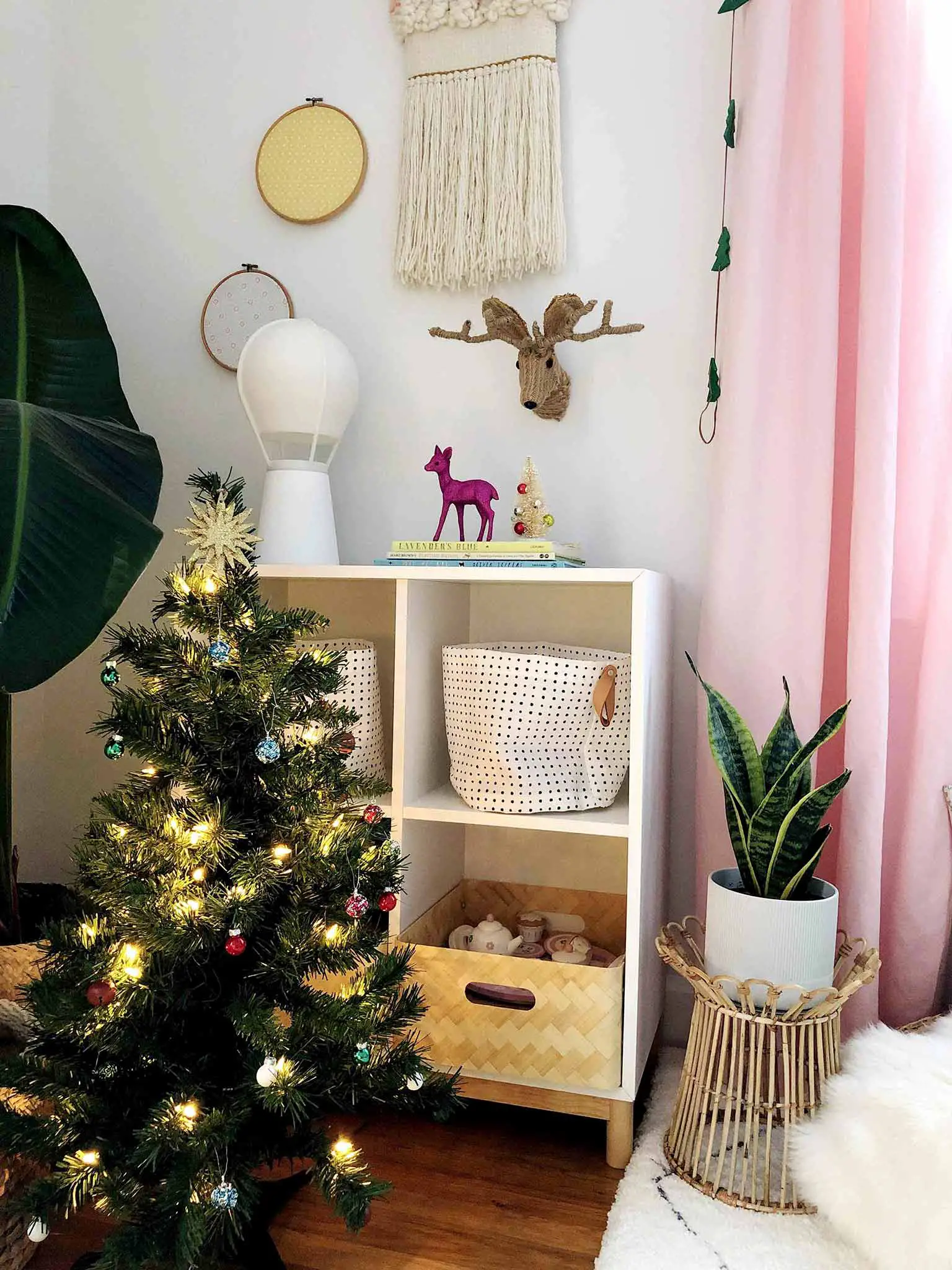 Kids room Christmas decor - Simple Yet Cozy Christmas Decor - That Homebird Life Blog #christmasdecor #christmasinspiration