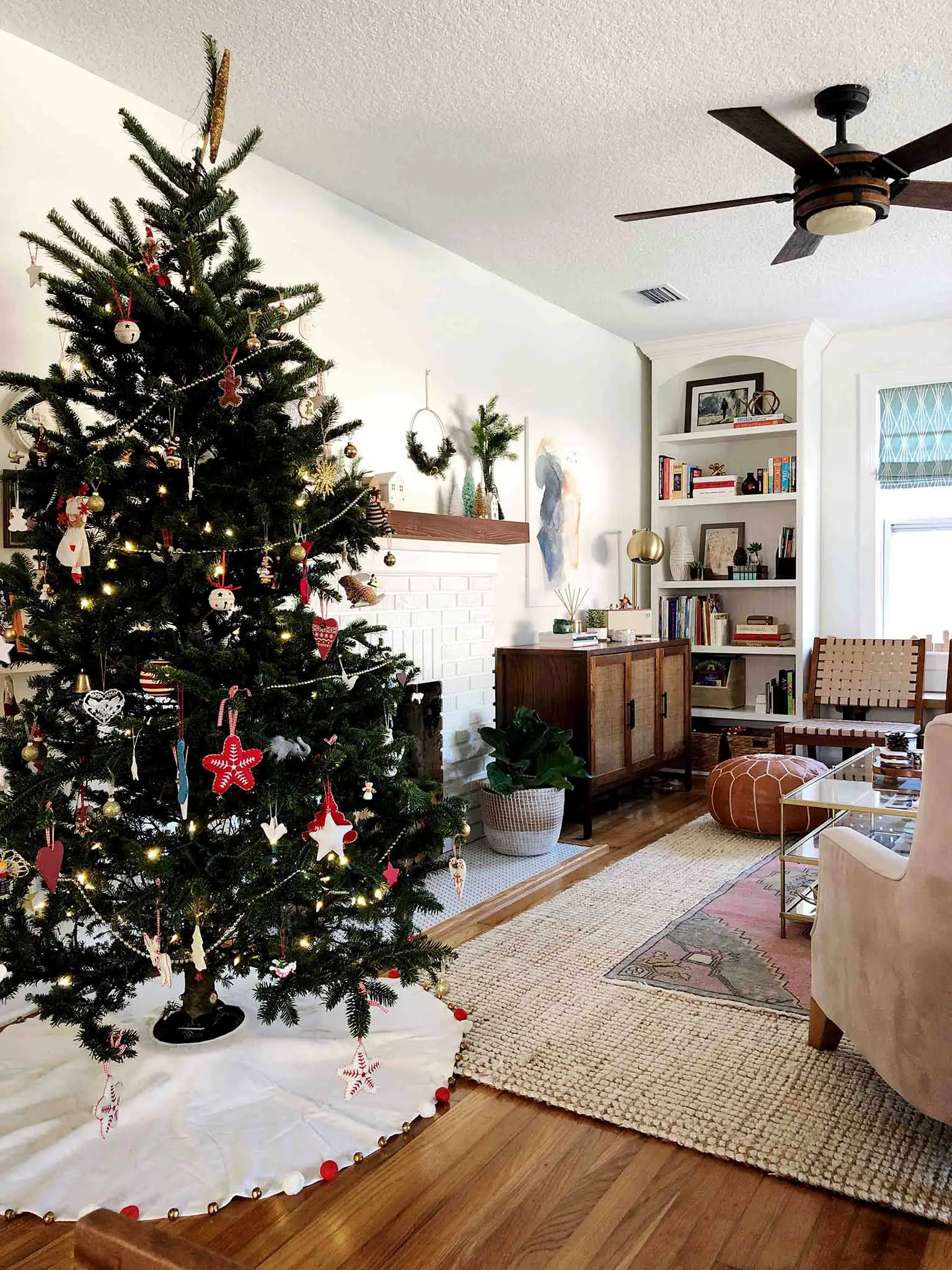 Christmas tree in the living room - Simple Yet Cozy Christmas Decor - That Homebird Life Blog #christmasdecor #christmasinspiration