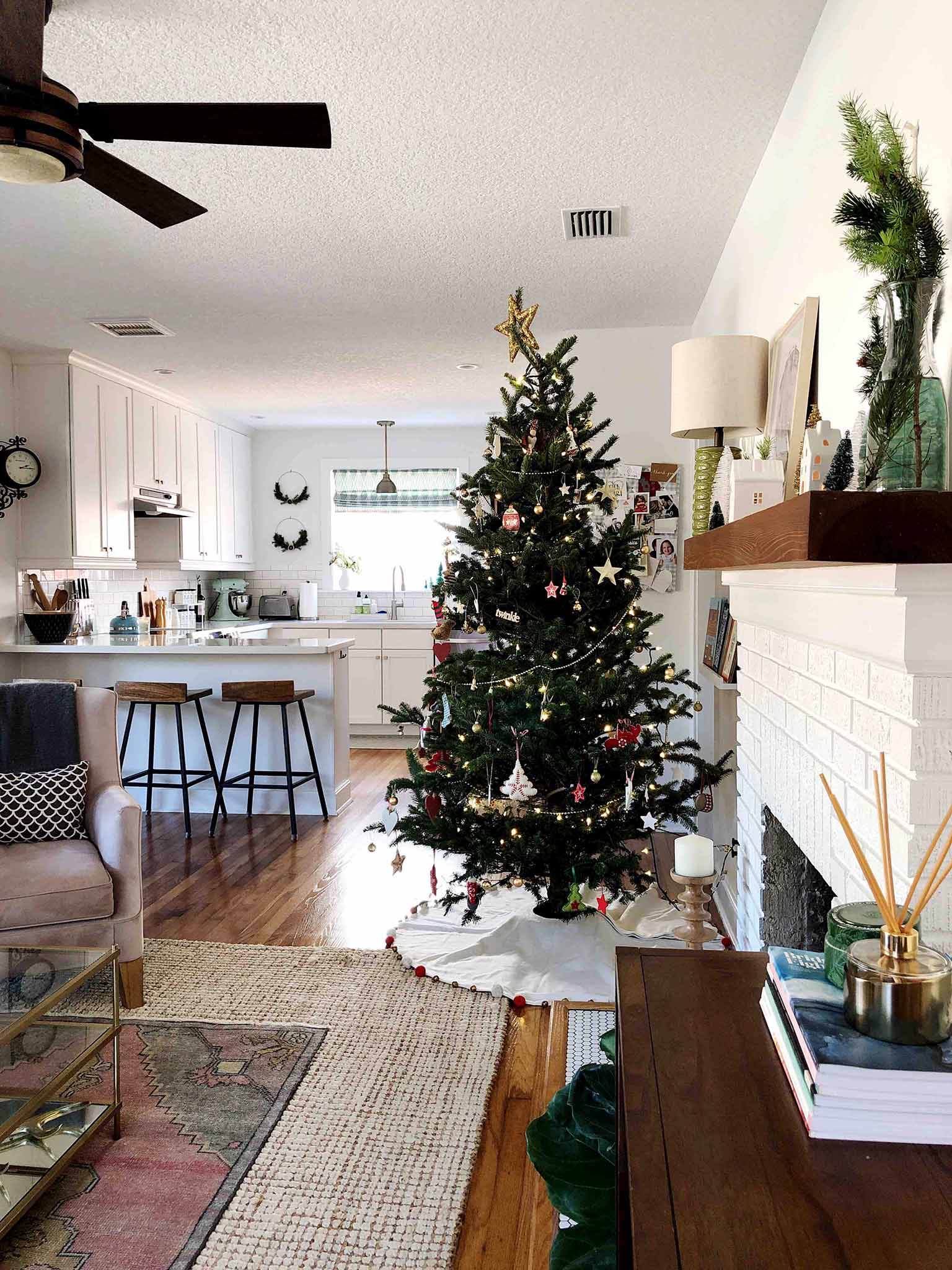 Christmas tree in the living room - Simple Yet Cozy Christmas Decor - That Homebird Life Blog #christmasdecor #christmasinspiration