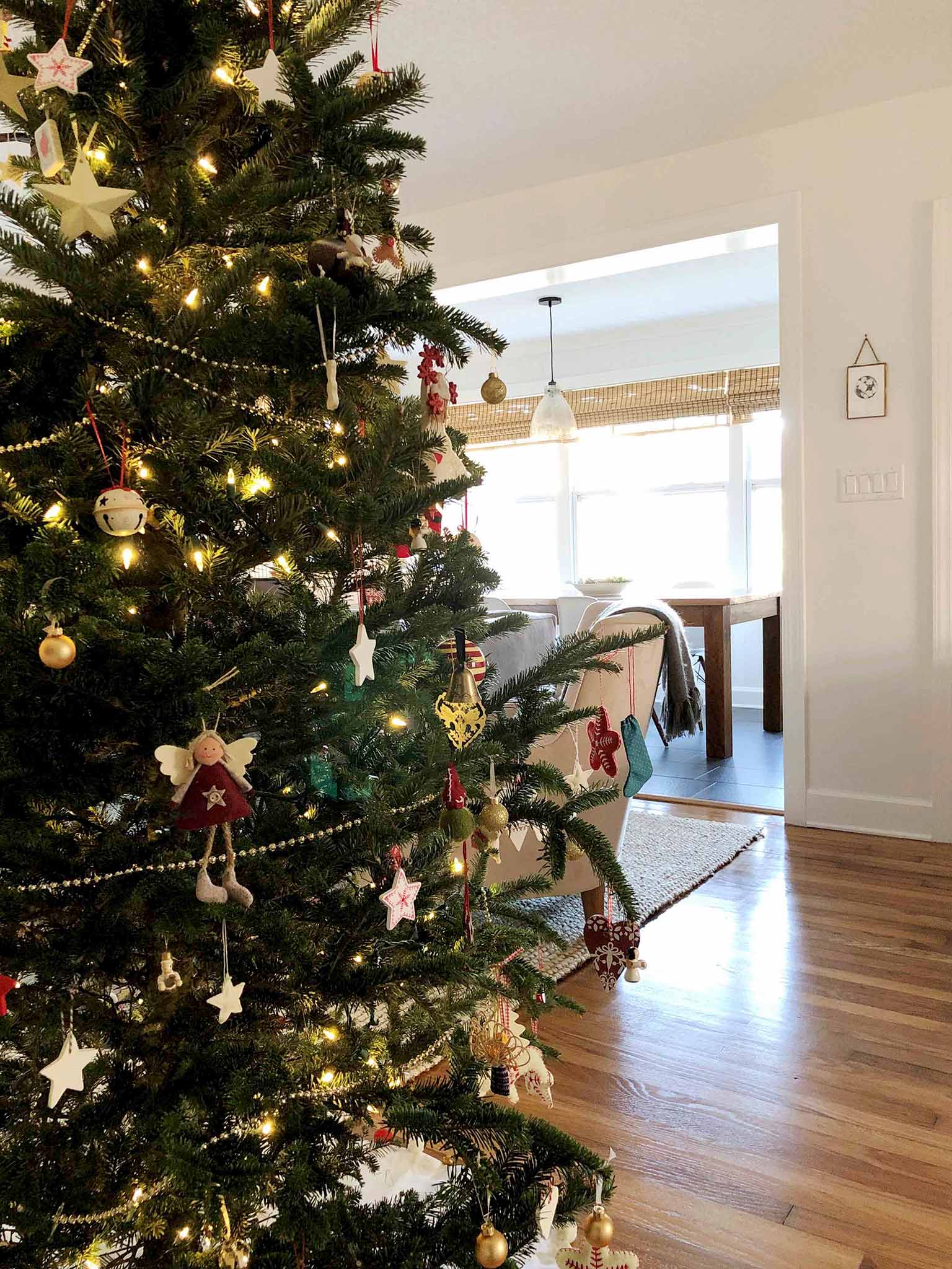 Christmas tree in the living room - Simple Yet Cozy Christmas Decor - That Homebird Life Blog #christmasdecor #christmasinspiration