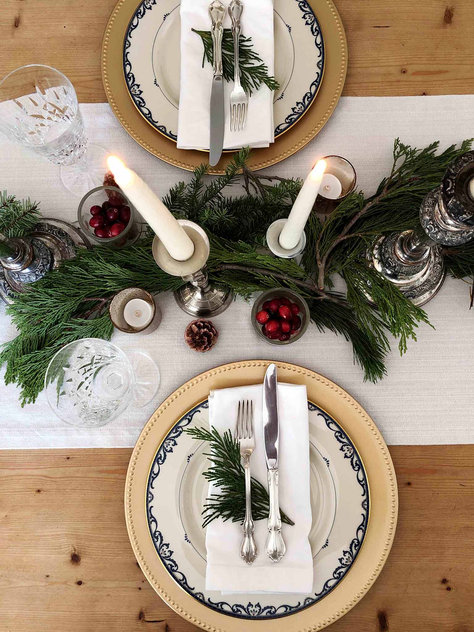 Tablescape details | How to Create a Beautiful Tablescape on a Budget | That Homebird Life Blog #christmasdecor #tablescape