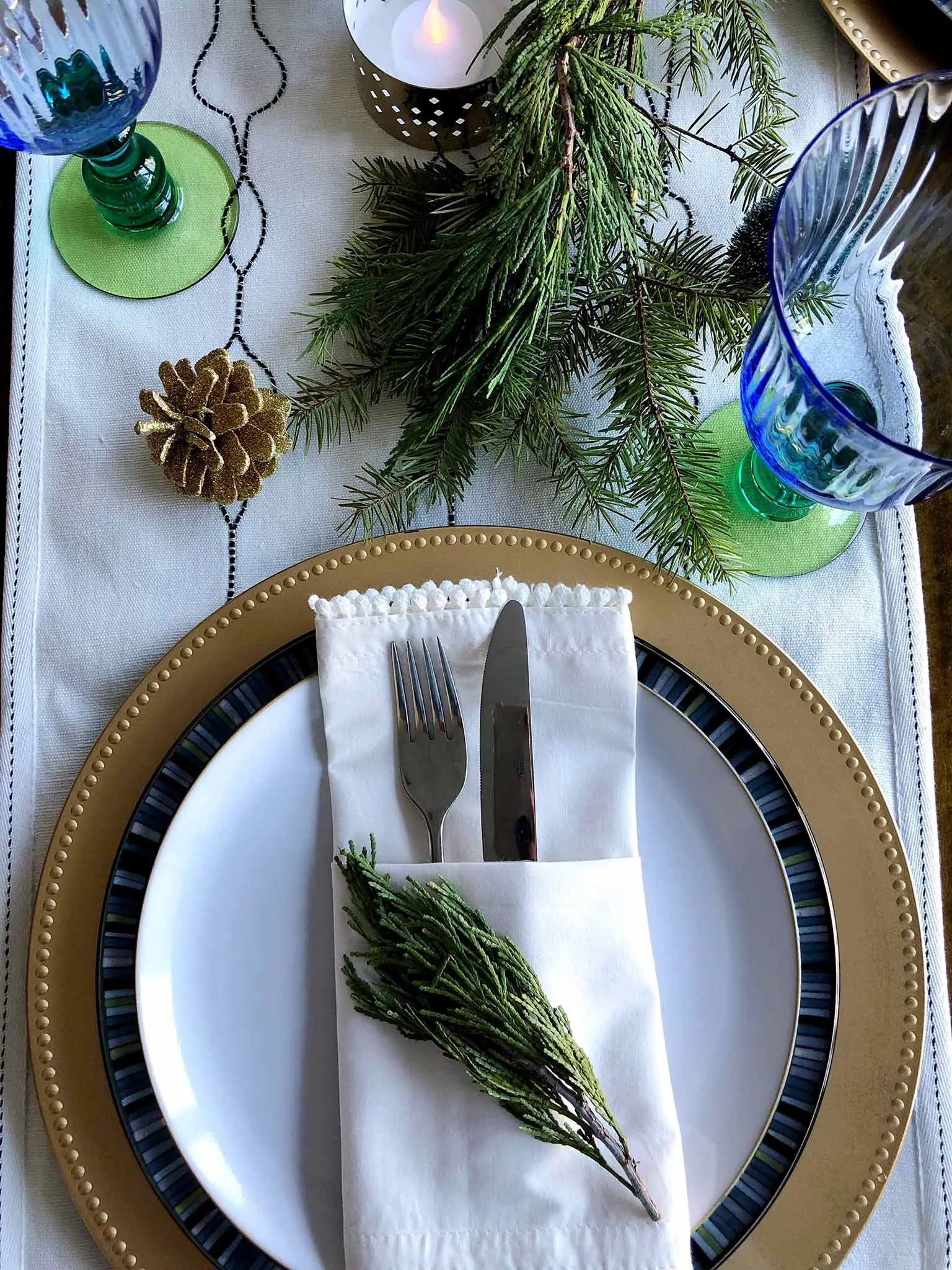 Tablescape details | How to Create a Beautiful Tablescape on a Budget | That Homebird Life Blog #christmasdecor #tablescape