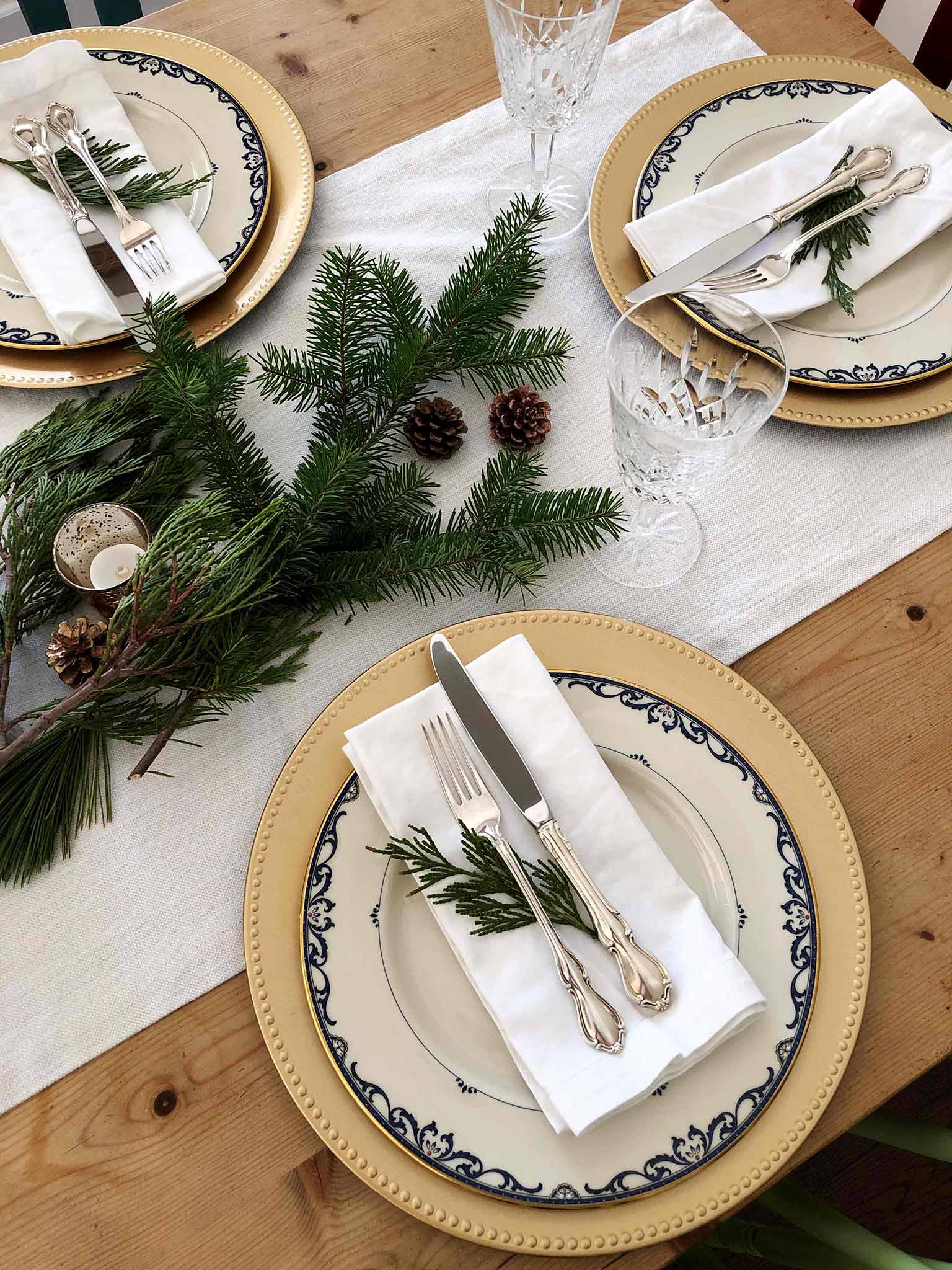 Tablescape details | How to Create a Beautiful Tablescape on a Budget | That Homebird Life Blog #christmasdecor #tablescape