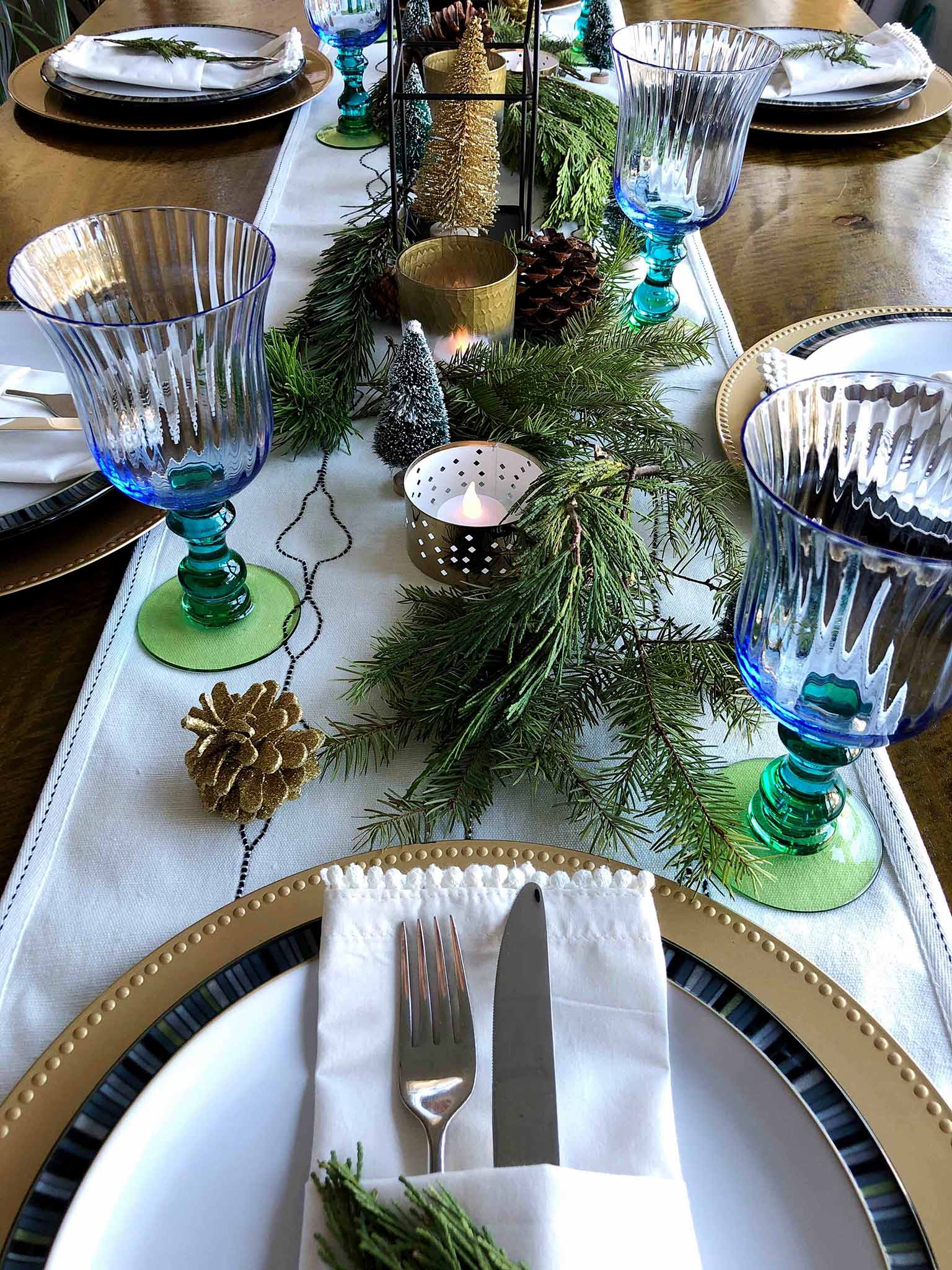 Tablescape details | How to Create a Beautiful Tablescape on a Budget | That Homebird Life Blog #christmasdecor #tablescape