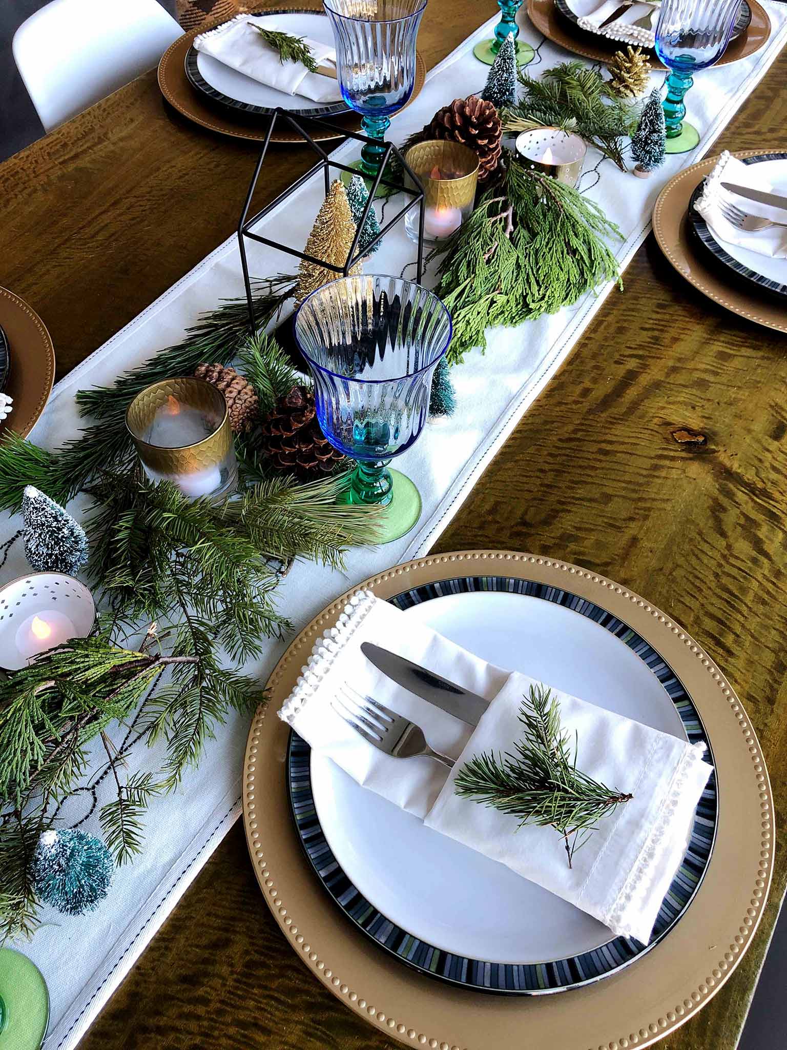 Tablescape details | How to Create a Beautiful Tablescape on a Budget | That Homebird Life Blog #christmasdecor #tablescape