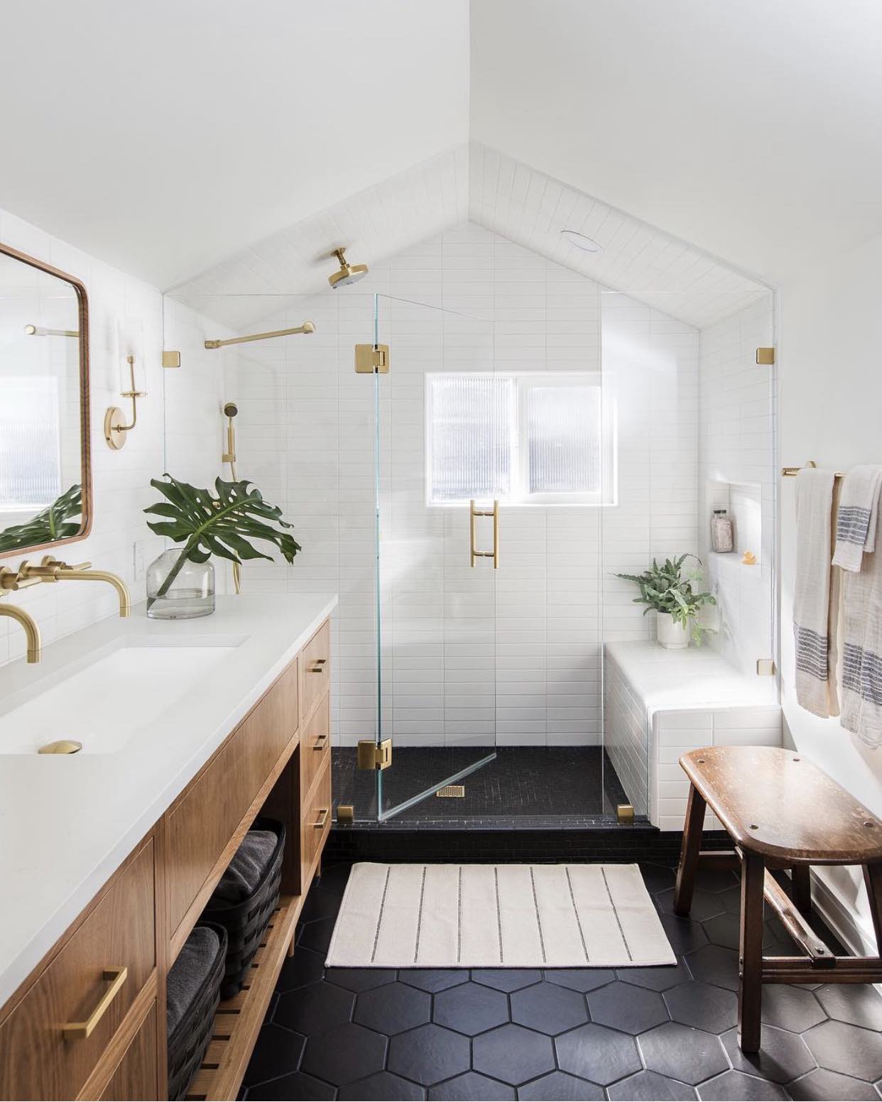 Light & Bright Main Bathroom Design